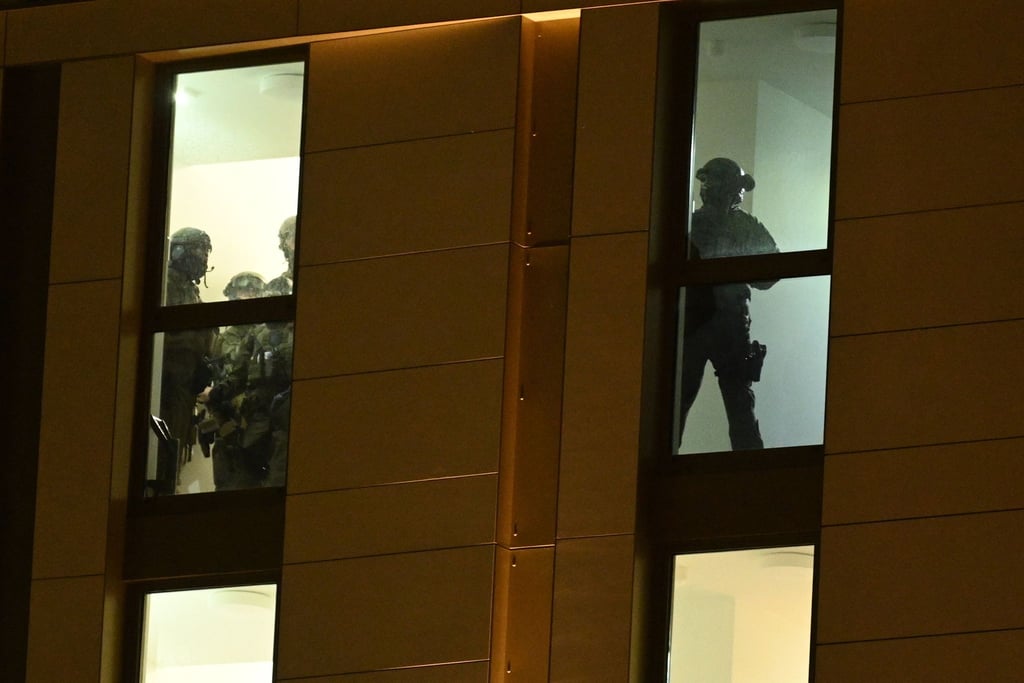 Spezialkräfte der Polizei sind im Einsatz in einem Düsseldorfer Hotel.