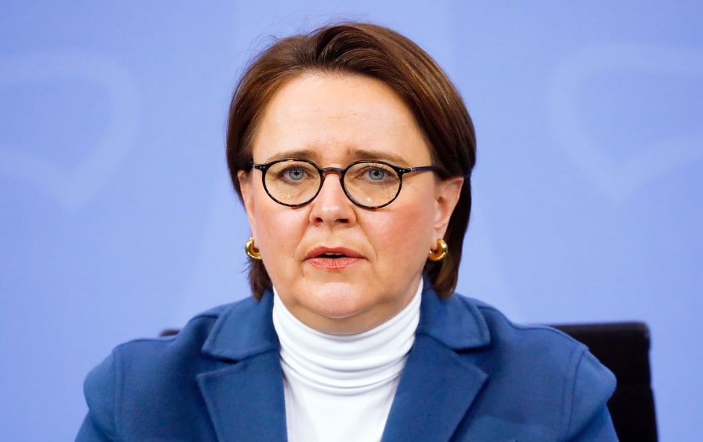 Annette Widmann-Mauz (CDU) schaut in die Kamera.