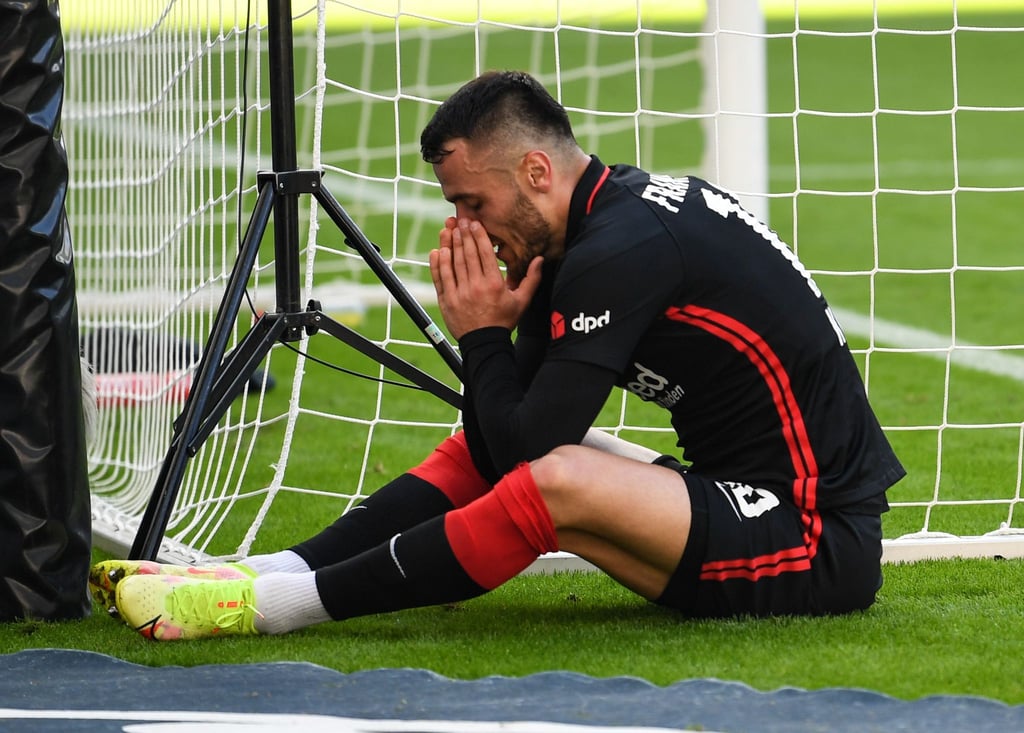 Frankfurts Filip Kostic sitzt nach einer vergebenen Chance am Boden.