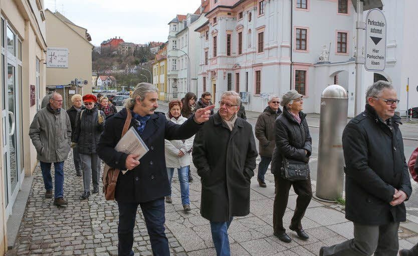 Uwe Zeigermann (vorn, links) erkärt den Teilnehmern des Stadtrundgangs die Geschichte der Häuser in der Leipziger Straße.