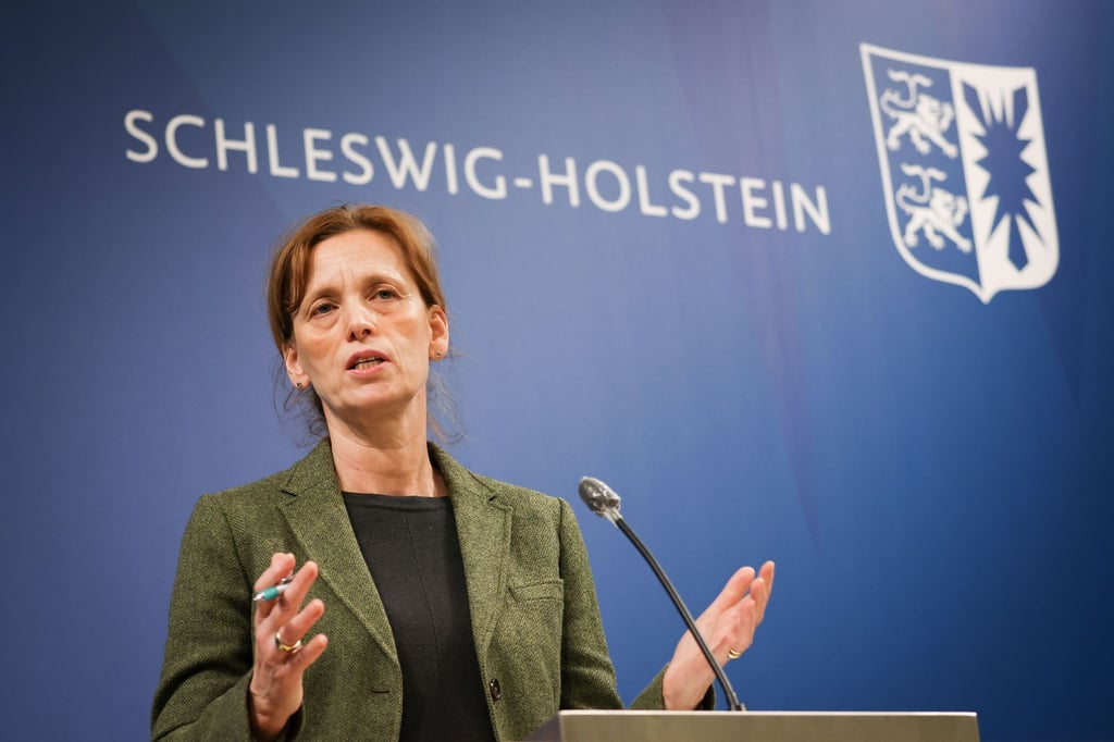Karin Prien (CDU), Bildungsministerin von Schleswig-Holstein, spricht auf einer Pressekonferenz.