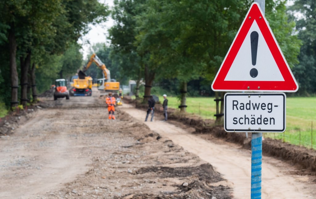 Eine Straße und ein Radweg werden erneuert.