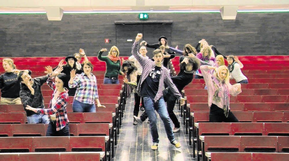Zu Pharrell Williams Hit „Happy“ tanzte die ganze Welt, am liebsten vor einer Kamera wie hier Studenten, die ihren Film später zum Videoportal Youtube luden.