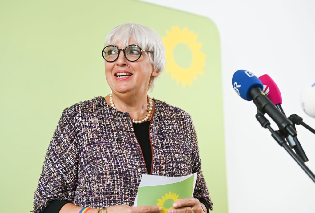 Claudia Roth, Spitzenkandidatin von Bündnis 90/Die Grünen, spricht auf einer Pressekonferenz.