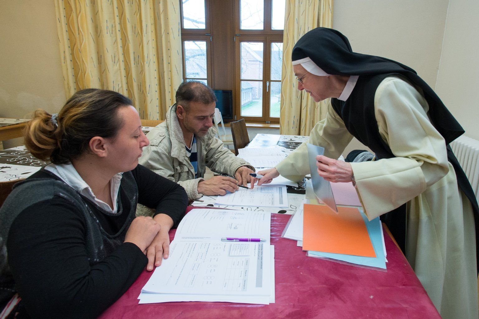 Schwester Katharina Gutlederer (re.) unterrichtet Deutsch in einem Kurs für Flüchtlinge im Cistercienserinnen-Kloster St. Marien zu Helfta in Eisleben.