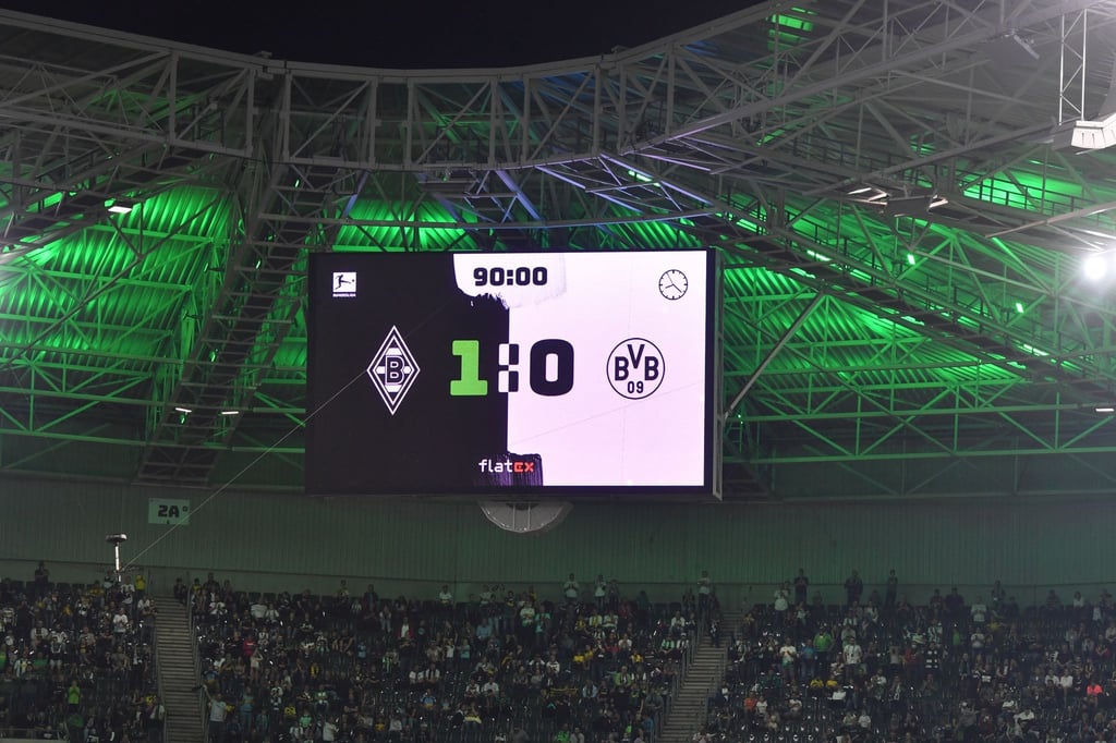 Die Anzeigetafel im Stadion zeigt den Spielstand von 1:0 in der 90. Minute an.