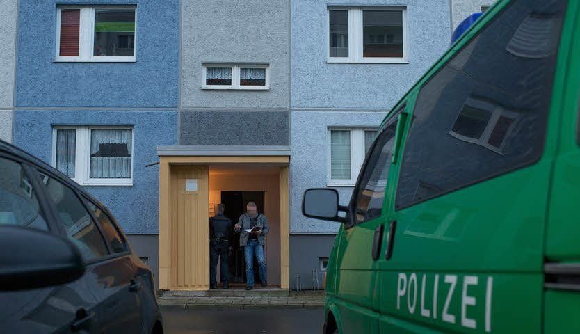 In den Morgenstunden wurden Wohnungen von Verdächtigen aufgesucht.