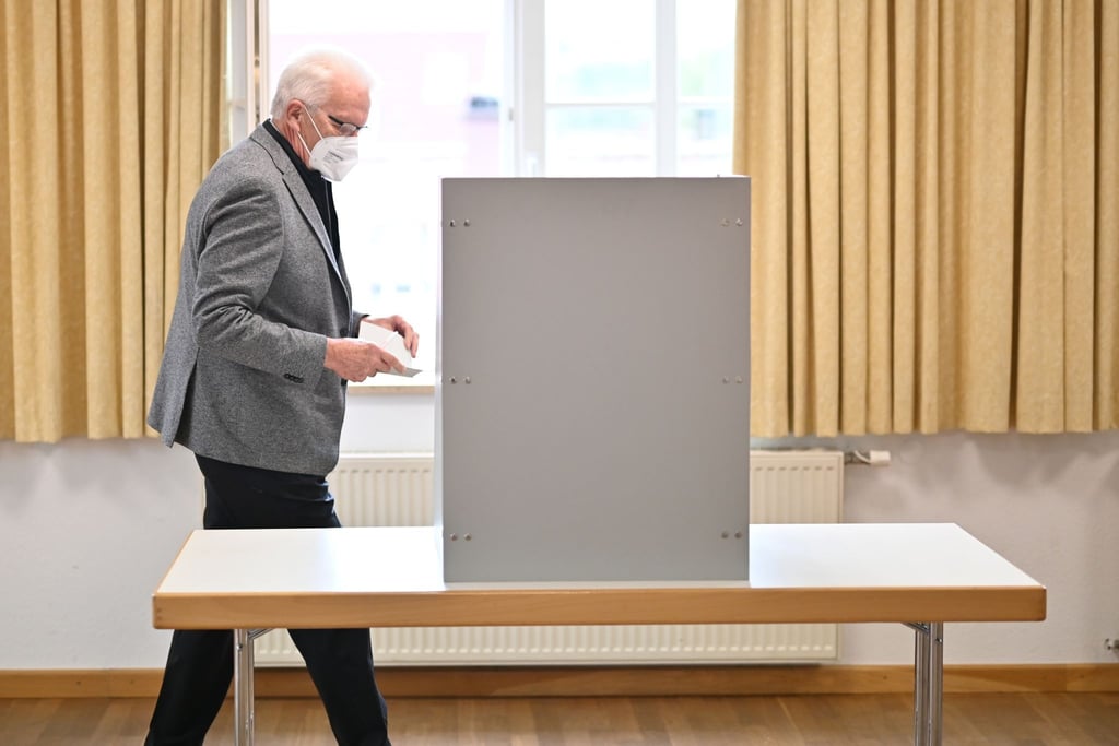 Winfried Kretschmann (Bündnis 90/ Die Grünen) geht zur Wahlurne.
