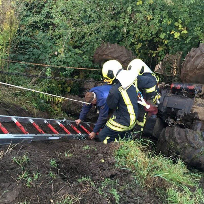 Nach einer langen Nacht, in der er im Fahrerhaus des Traktors eingeklemmt war, konnte der Landwirt am Freitagmorgen durch die Feuerwehr geborgen werden.