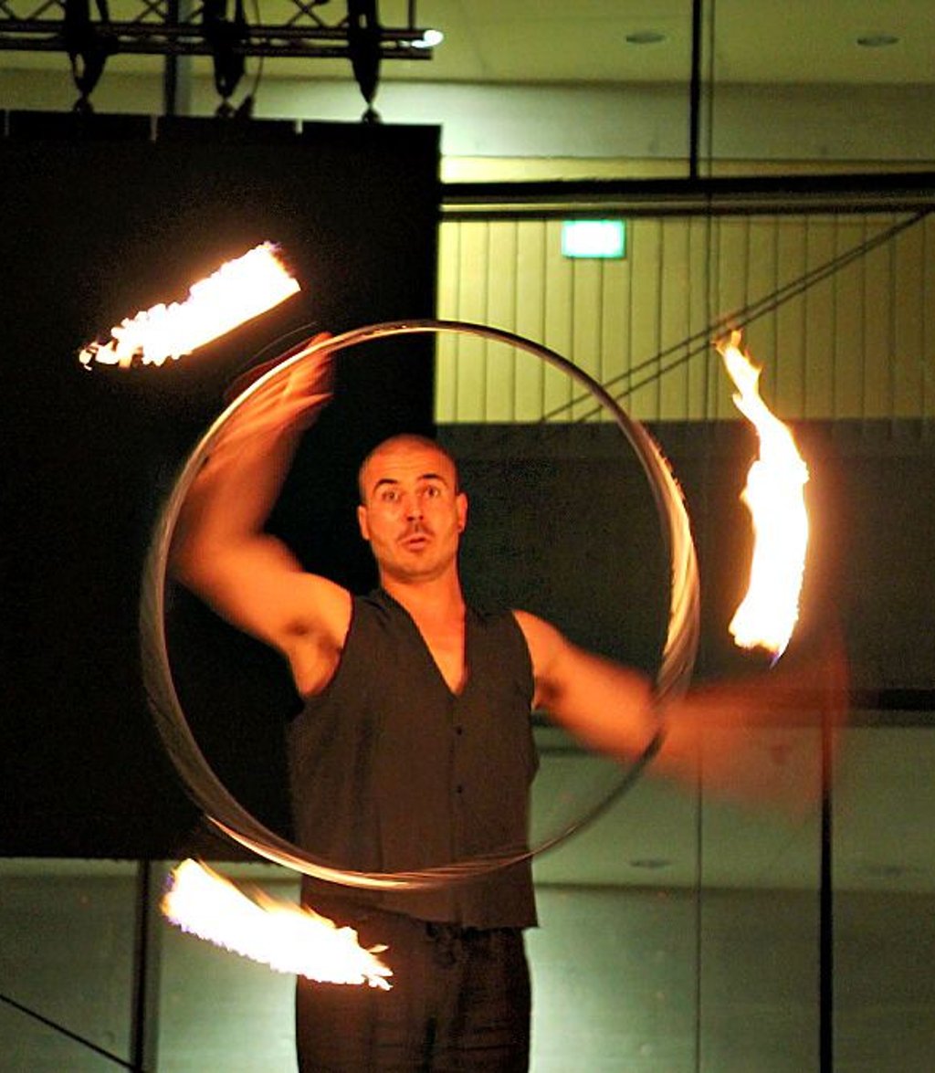 Bei der Feuershow flogen die Funken.