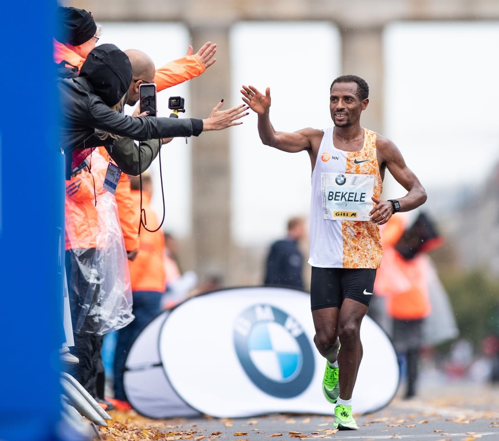 Kenenisa Bekele überquert die Ziellinie.