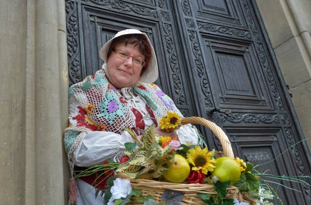 Als Marktfrau Brunnhilde zieht Kornelia Klaus mit Touristen durch Köthen.