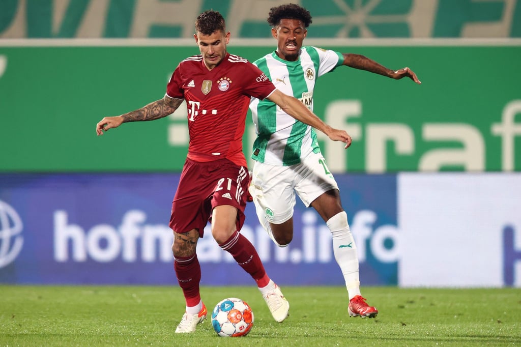 Bayerns Lucas Hernández (l) in Aktion gegen Fürths Jeremy Dudziak.