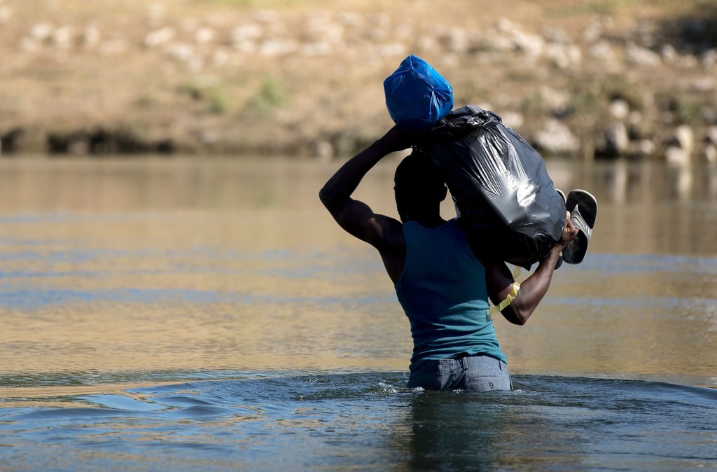 Ein haitianischer Migrant versucht den Fluss Rio Grande von Mexiko in die USA zu überqueren.