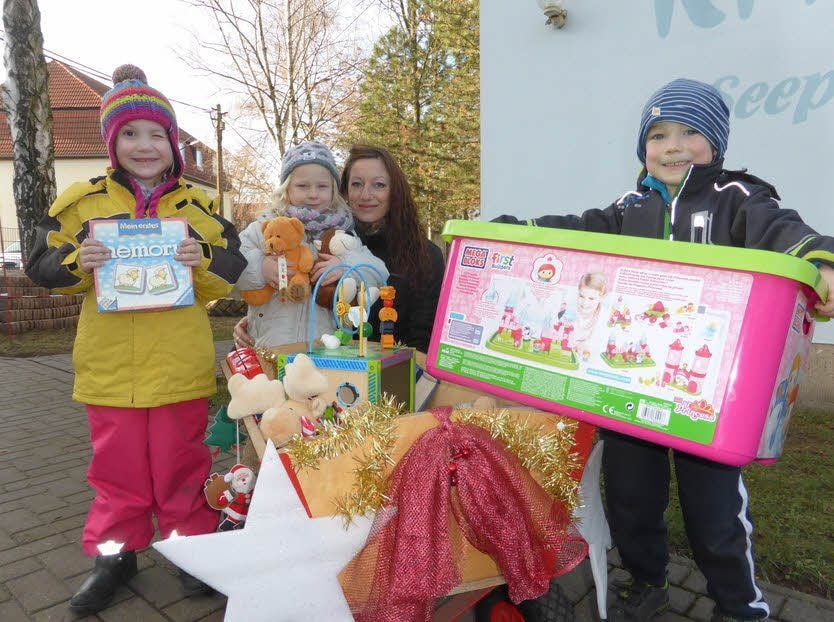 Aurelia(5), Charlotte (4), Erzieherin Sandy Jordan und Luca (5) mit dem Spielzeug, das die Kita-Kinder für Flüchtlingskinder spenden.