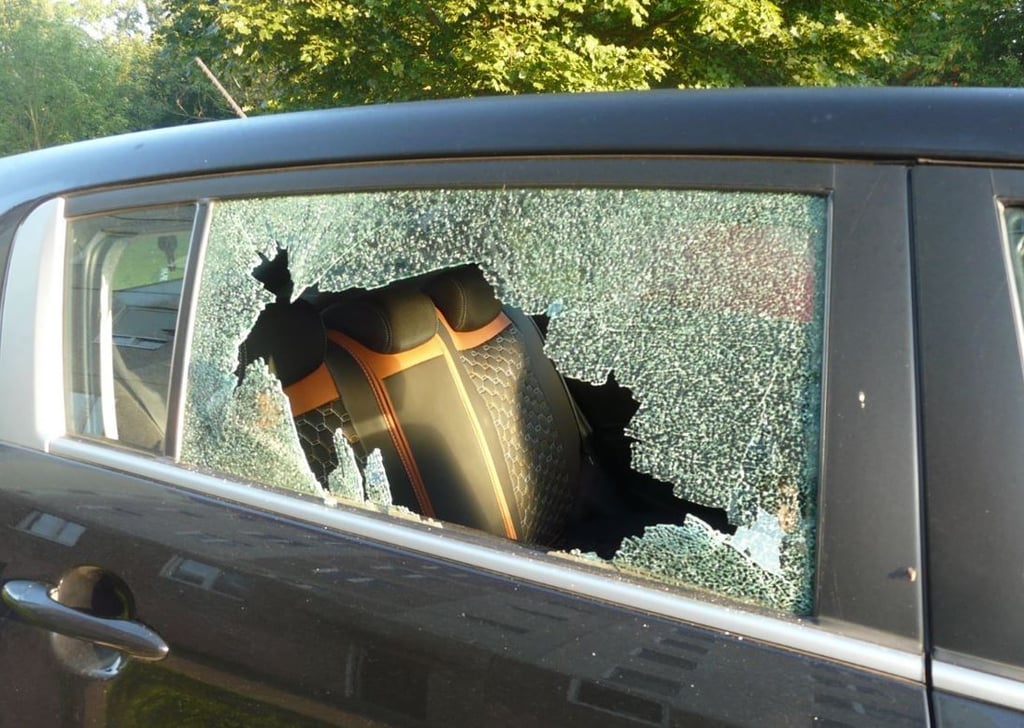 Diese hintere Scheibe eines Kia Sportage wurde von Unbekannten in Salzwedel eingeschlagen.