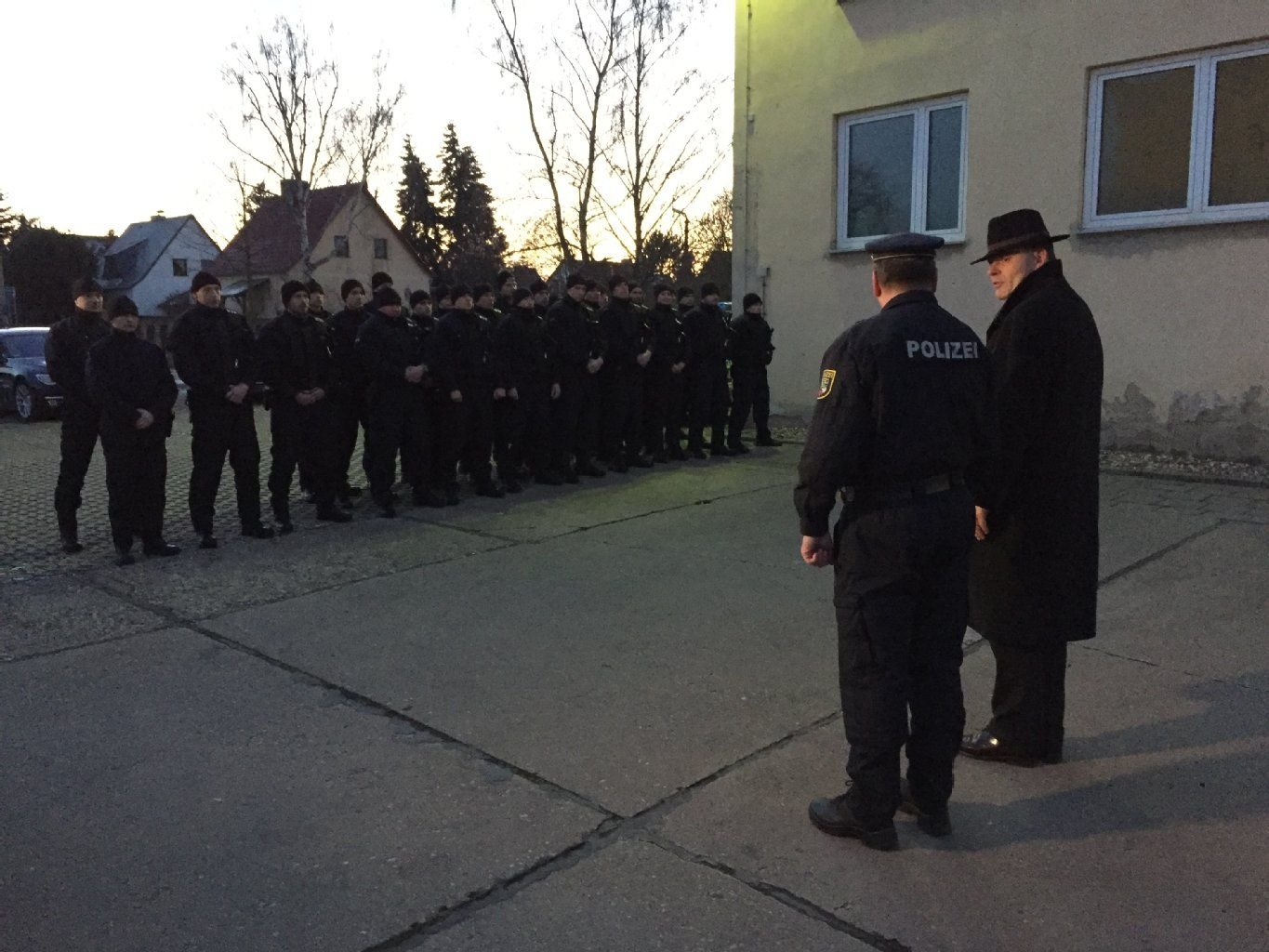 27 Beamte der Landesbereitschaftspolizei treten ihren Dienst im Gebäude des Revierkommissariats Nördlicher Saalekreis in der Wilhelm-Busch-Straße an.