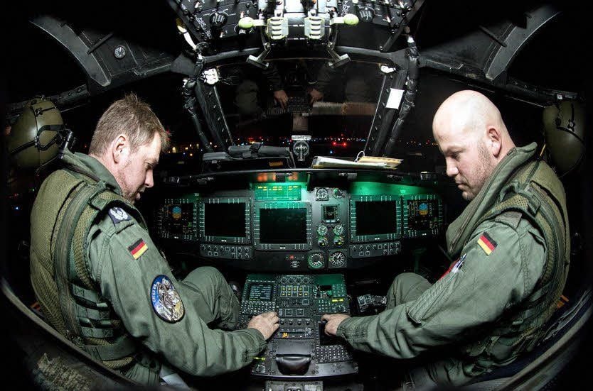 Pilot und Co-Pilot führen vor dem Start gemeinsam einen letzten Check durch, bevor sie sich auf den Flug konzentrieren.