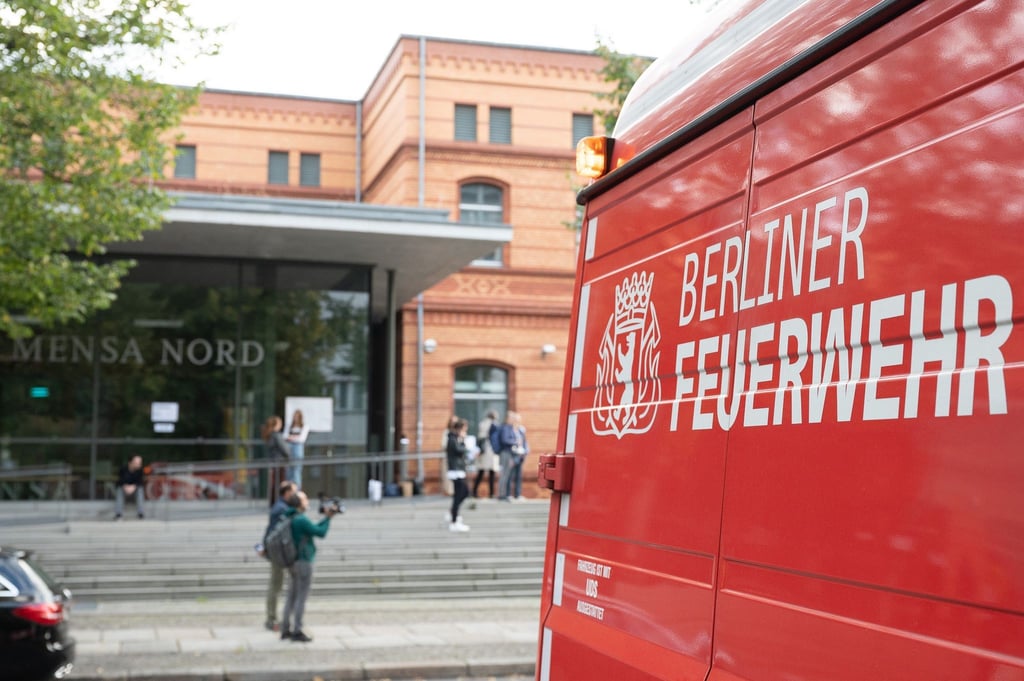 Ein Wagen der Feuerwehr steht vor der Mensa Nord, in der sich die Wahllokale 102 und 106 befinden.