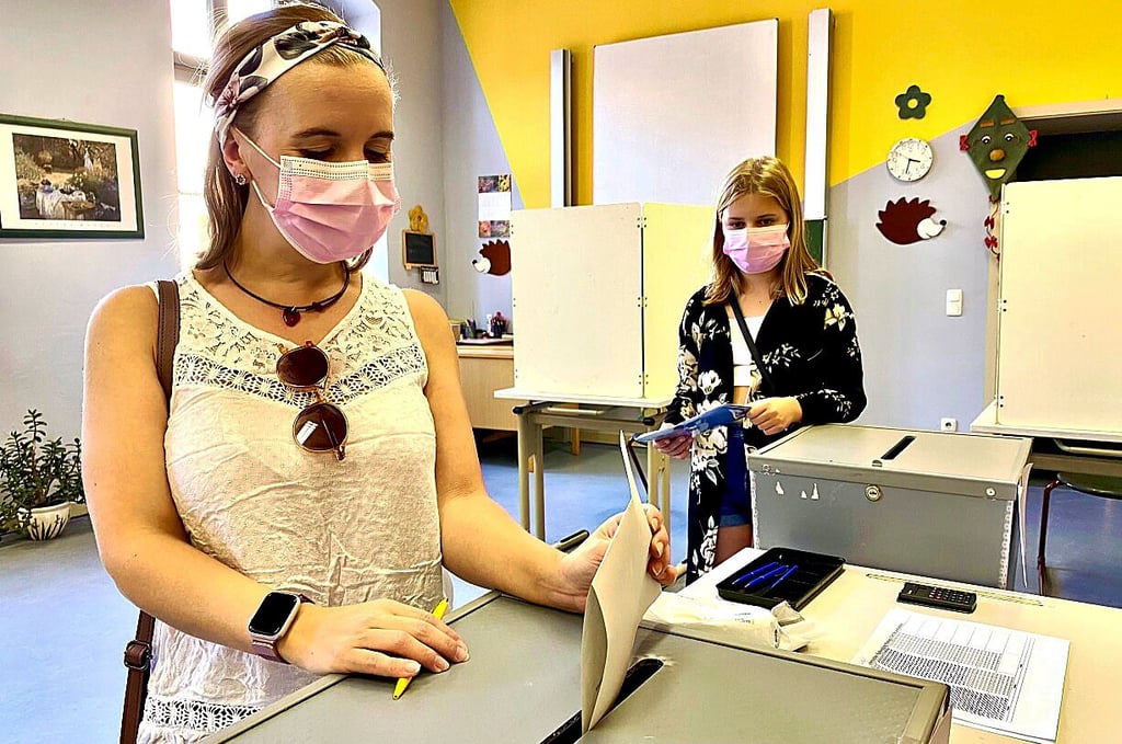 Juliane Schumann gab am Nachmittag ihre Stimme in der Otto-Dorn-Schule ab. Tochter Lilly-Sophie begleitete die 34-jährige Bernburgerin ins Wahllokal.