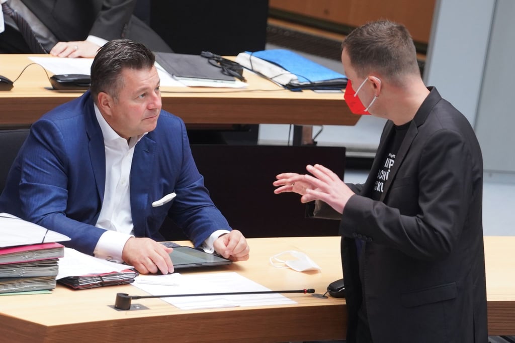 Andreas Geisel (l, SPD), Innensenator, und Klaus Lederer (Die Linke) unterhalten sich.