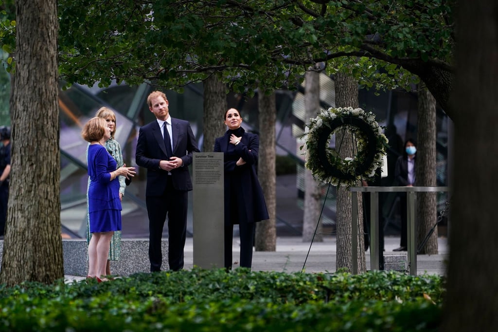Prinz Harry (2.v.r) und Meghan Markle (r), besuchen das National September 11 Memorial & Museum.