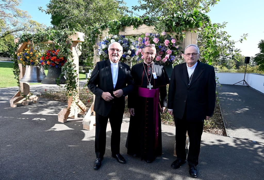 Die Bischöfe Gebhard Fürst (l-r), Martin David und Jacek Jezierski stehen vor den Kirchenglocken.
