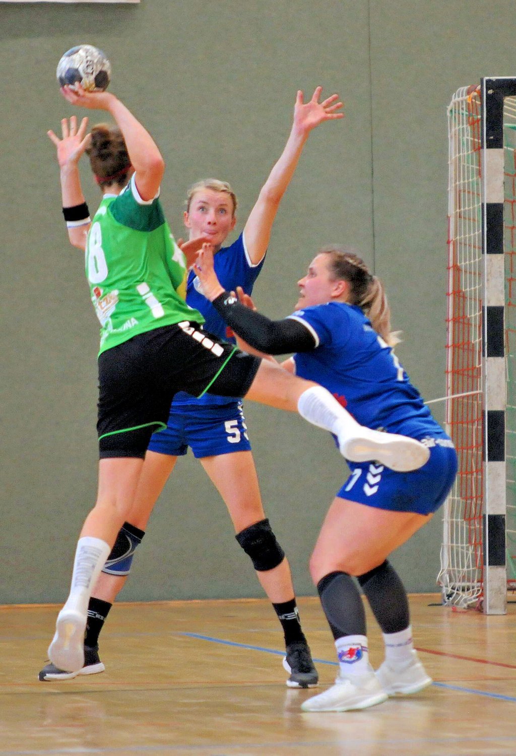 Lena John (r.) und Spielertrainerin Jessica Stiskall stoppen TSV-Akteurin Mona Reißberg.