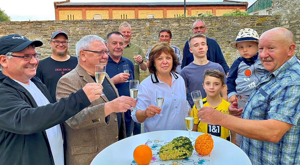 Plötzkaus Bürgermeister Peter Rosenhagen (rechts), mit Enkel Felix auf dem Arm, stieß mit Ehefrau Bärbel, Gemeinderäten und Freunden zu einem Gläschen Sekt auf seine Wiederwahl an.