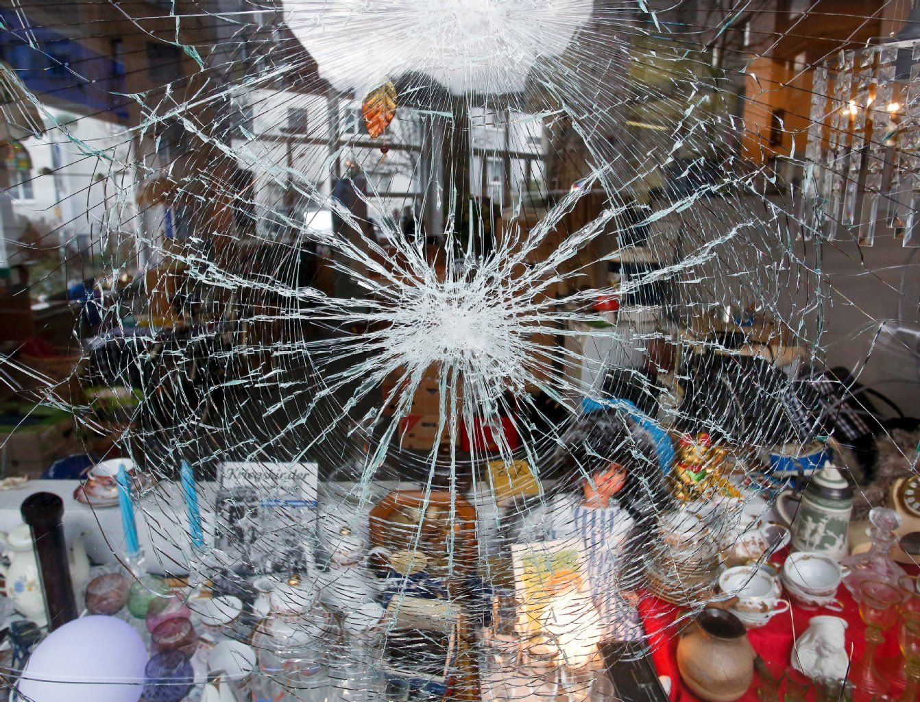 Die Schaufenster des An- und Verkaufs "Flodders" in der Geiststraße in Halle sind in der Nacht zu Dienstag zerstört worden.