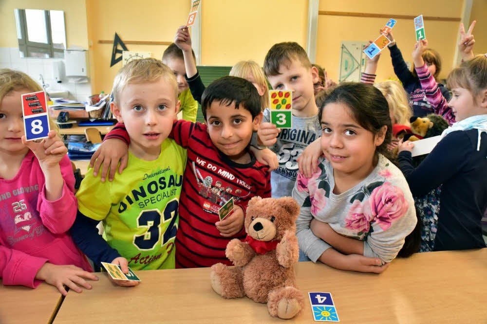 Die aus Mazedonien stammende Djenlet (re.) und Mohamed aus Syrien (Mitte) fühlen sich in der Grundschule Hohenmölsen wohl.