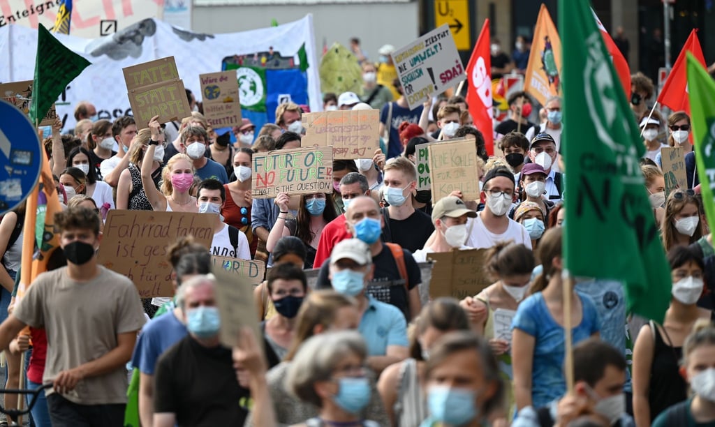 Zahlreiche Demonstranten bei einem Klimastreik von Fridays for Future.