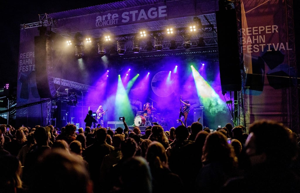 Besucher verfolgen ein Konzert beim Reeperbahn-Festival.