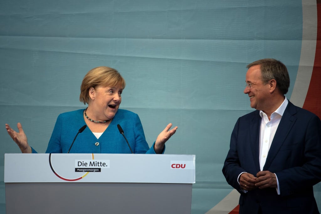 Bundeskanzlerin Angela Merkel (CDU) spricht bei einem Wahlkampfauftritt mit Armin Laschet.