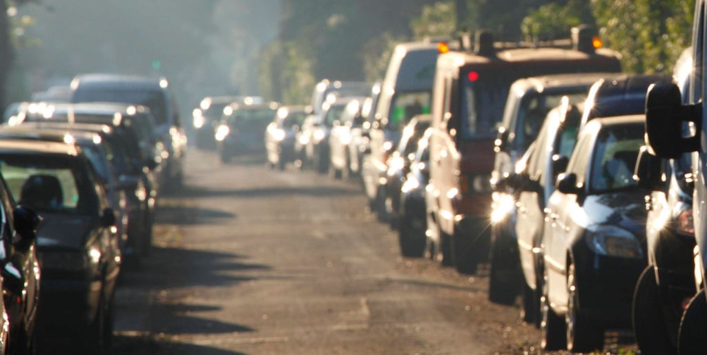 Parkende Autos am Straßenrand (Symbolbild)
