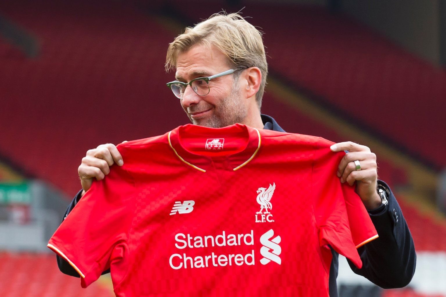 Rot statt Gelb: Jürgen Klopp mit dem Trikot des FC Liverpool.