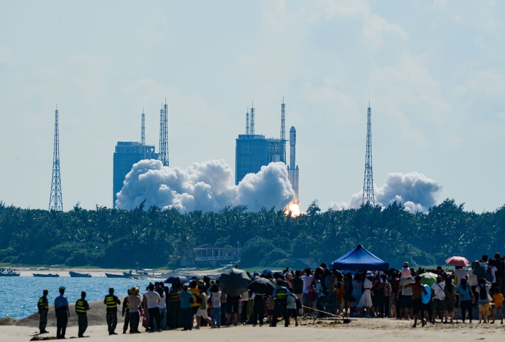 Eine Rakete vom Typ „Langer Marsch 7“ mit dem Cargoschiff „Tianzhou 3“ (Himmlisches Schiff) hebt vom Weltraumbahnhof „Wenchang“ auf der südchinesischen Insel Hainan ab.