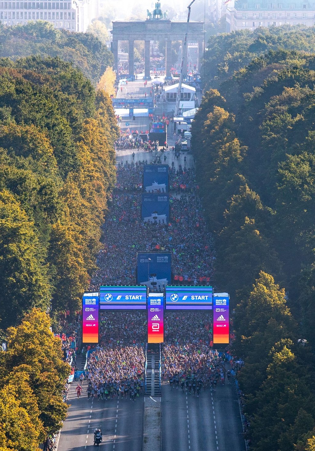 Die Läufer der ersten Welle starten auf der Straße des 17. Juni zum BMW Berlin Marathon.