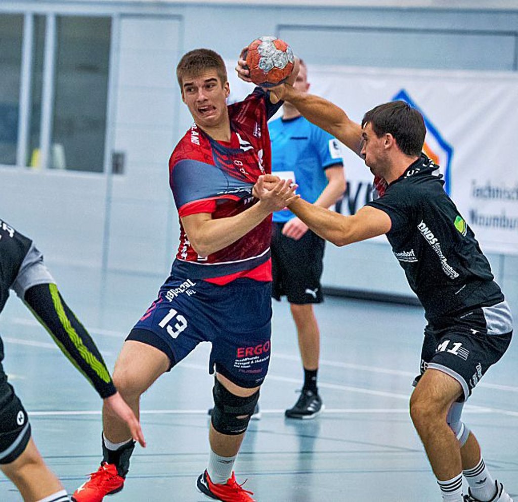 Der slowakische Neuzugang Marek Hnidák (l.), hier in einem früheren Spiel, war mit sechs Toren erfolgreichster Werfer der Drittliga-Männer des HCB im Landesderby gegen Bernburg.