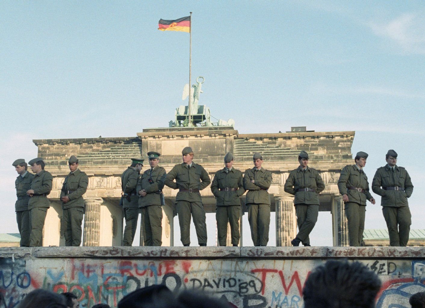 Blick von der Westberliner Seite auf Grenzsoldaten der DDR auf der Mauer am Brandenburger Tor am 11.11.1989.