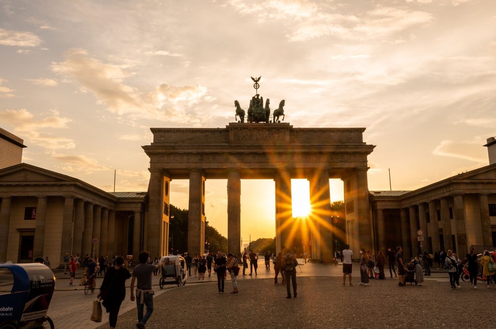 Die Sonne geht hinter dem Brandenburger Tor unter.
