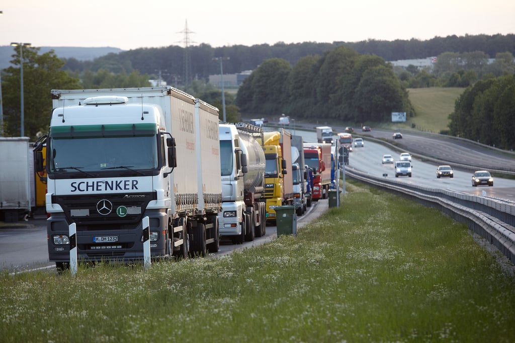 Mehrere Lkw am Rande der Autobahn (Symbolbild)