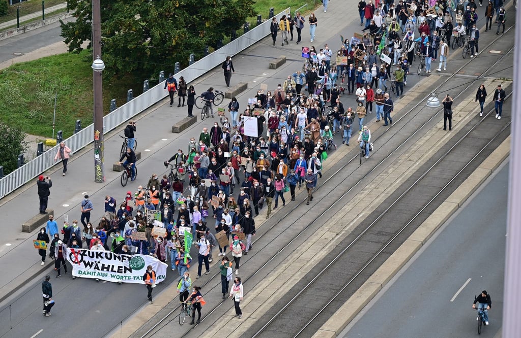 Menschen laufen bei einer Demonstration der Bewegung „Fridays for Future“ durch die Innenstadt.
