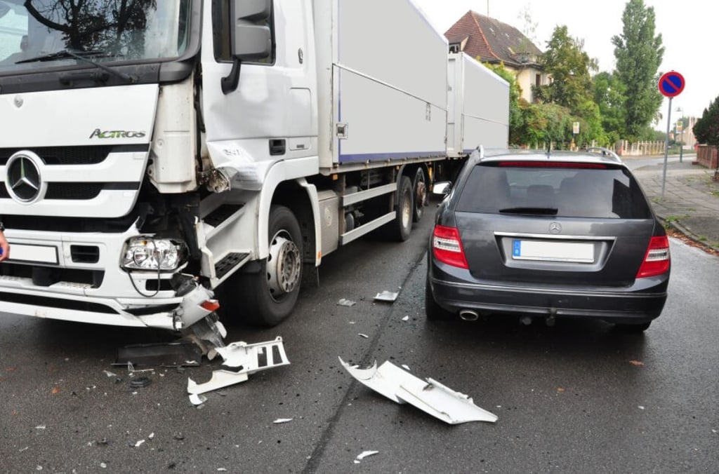 In Kalbe kollidierte ein Lkw mit einem Pkw. Der Fahrer eines Mercedes wurde bei dem Unfall leicht verletzt.