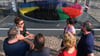 Interessierte Bürger stehen vor einem Pavillon auf der Einheitsexpo 2021 in Halle (Saale) und betrachten die Präsentation des Bundestages. Die Stadt in Sachsen-Anhalt richtet in diesem Jahr die zentrale Feier zum Tag der Deutschen Einheit aus.