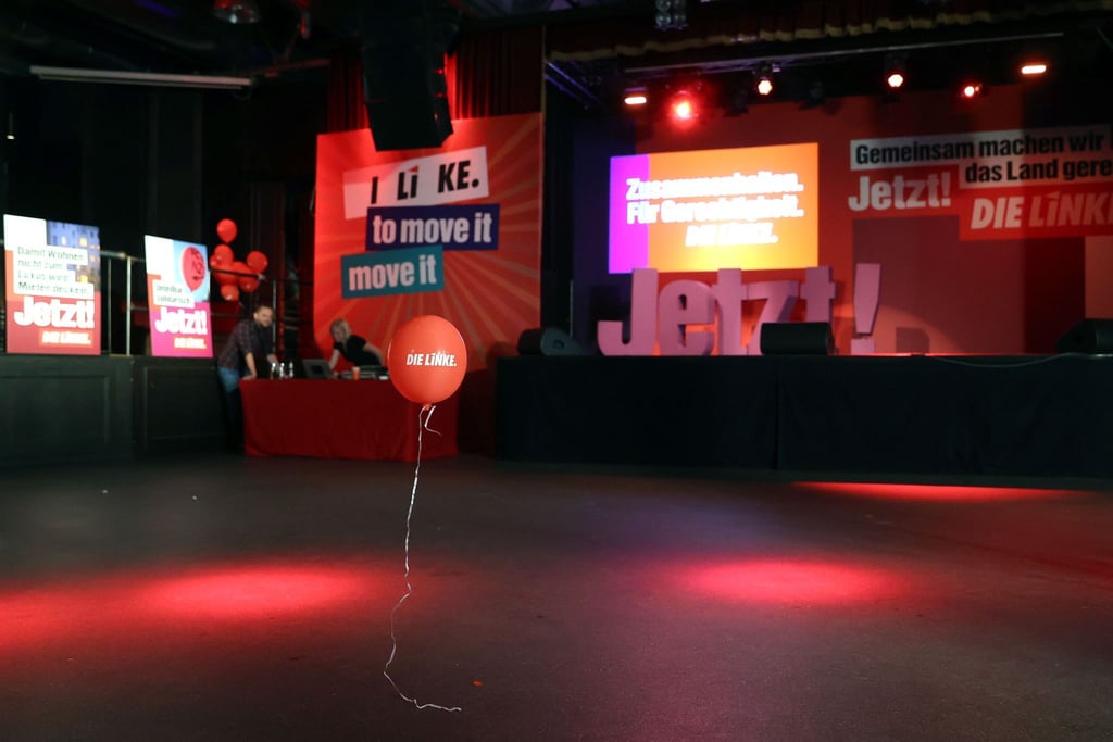 Ein einsamer Luftballon schwebt nach der Wahlparty der Linken in Berlin durch den Saal.