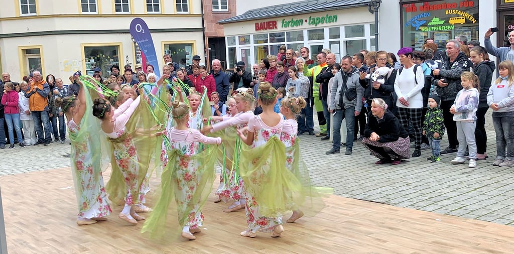 Heimat shoppen hieß es am Freitag und Samstag in der Zeitzer Innenstadt. Angebote der Händler und ein kleines, feines Programm lockten die Gäste an. Besonders viele kamen zum Auftritt der Talibu-Tänzerinnen.