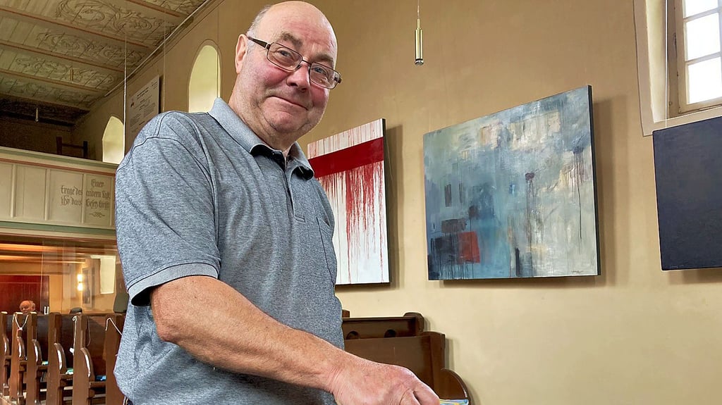 Hans-Ulrich Kawalle in der Sohlener Kirche, die nun wieder als Ausstellungsort genutzt werden kann.