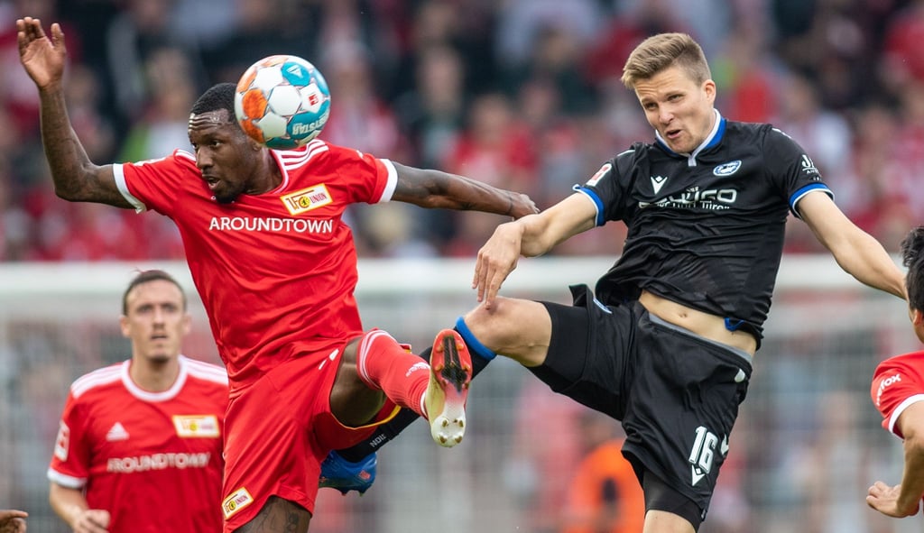 Berlins Sheraldo Becker (l)kämpft gegen Fabian Kunze von Arminia Bielefeld um den Ball.