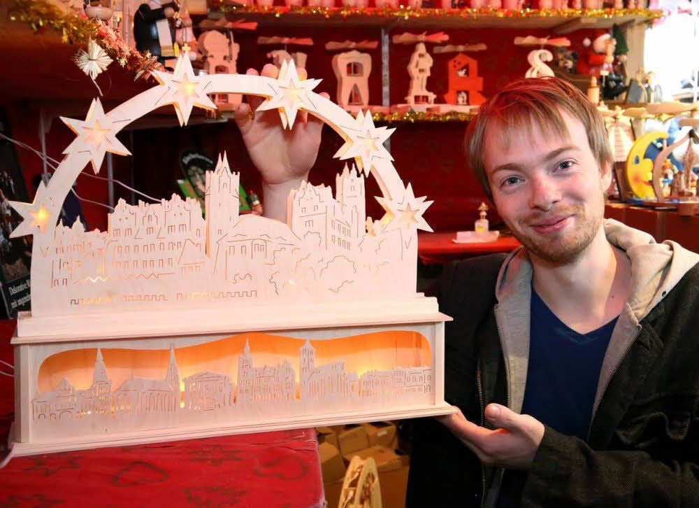 Matthias Karste in der Erzgebirgskunst-Hütte auf dem halleschen Weihnachtsmarkt. Auch dort hat er seine Kunstwerke aus Bernburg - unter anderem die Skyline zum Kauf angeboten.